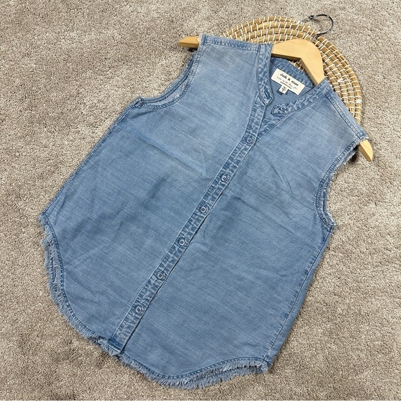 cloth & stone Tops - Cloth & Stone Anthropologie Chambray Sleeveless Top Frayed Hem Western in Blue S